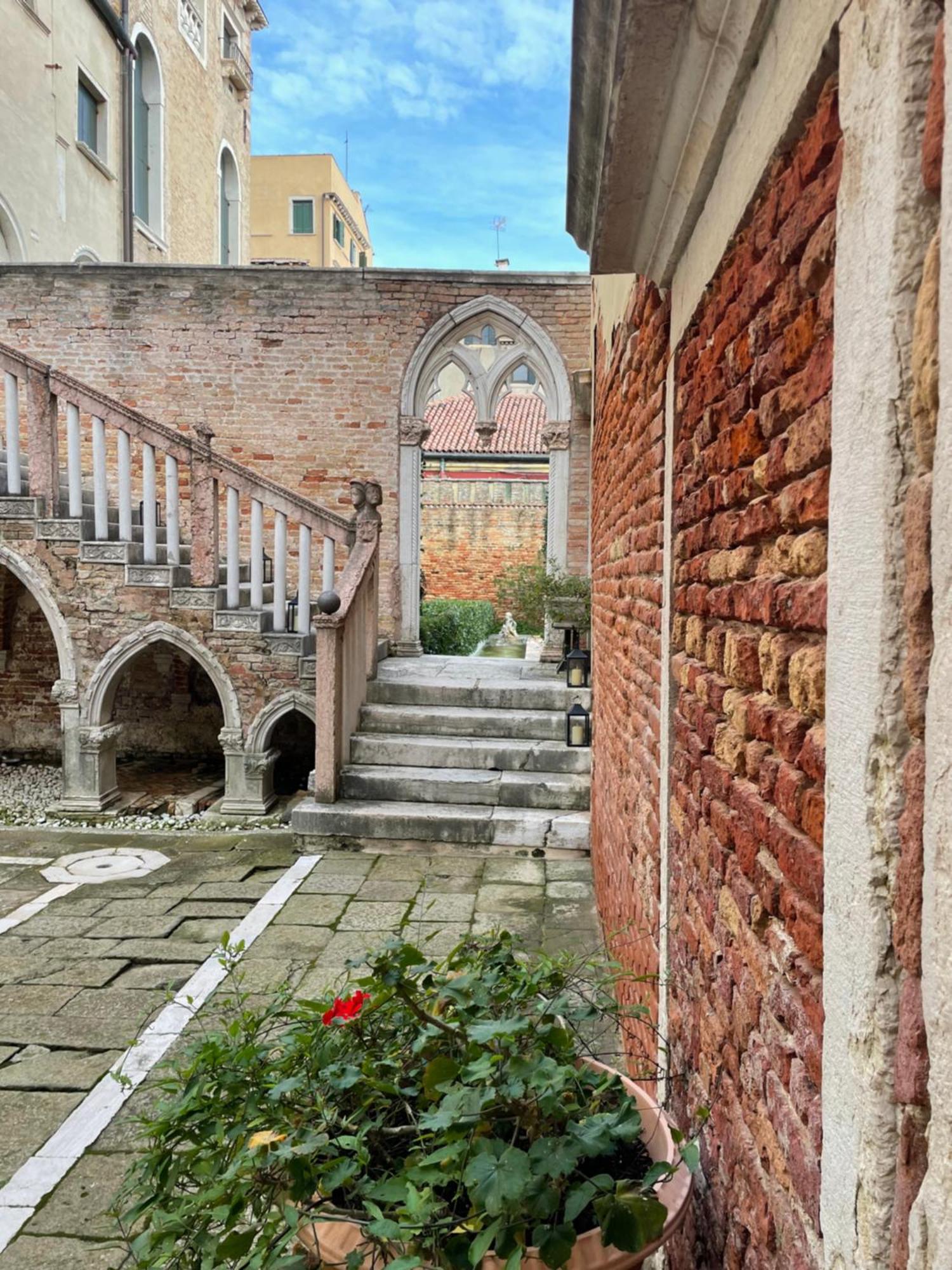 Апарт отель Palazzo Contarini Della Porta Di Ferro Венеция Экстерьер фото