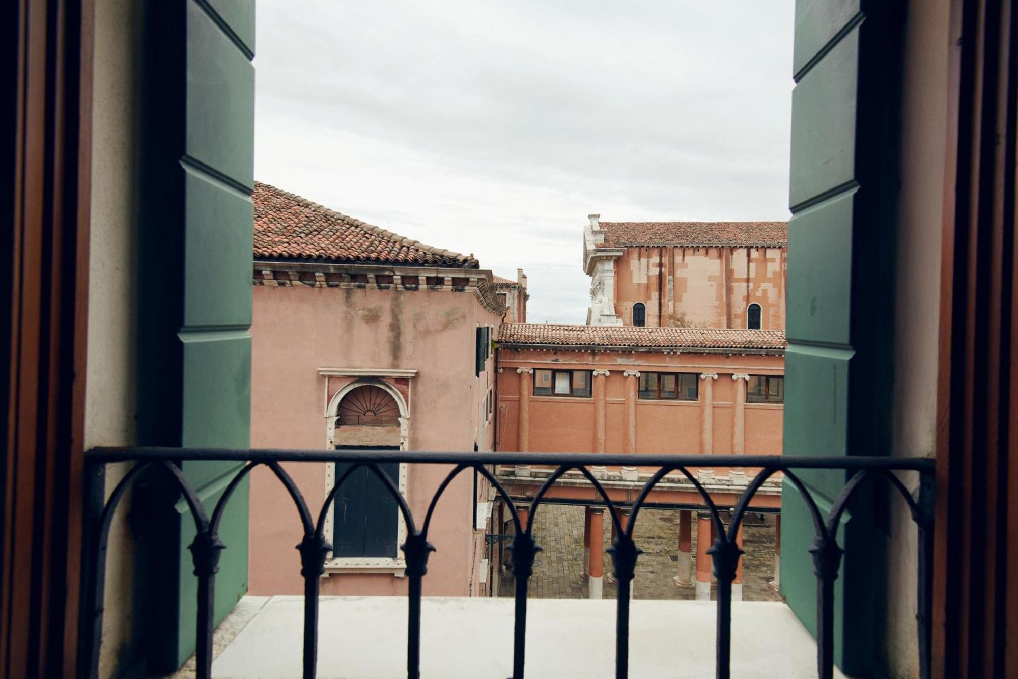 Апарт отель Palazzo Contarini Della Porta Di Ferro Венеция Экстерьер фото